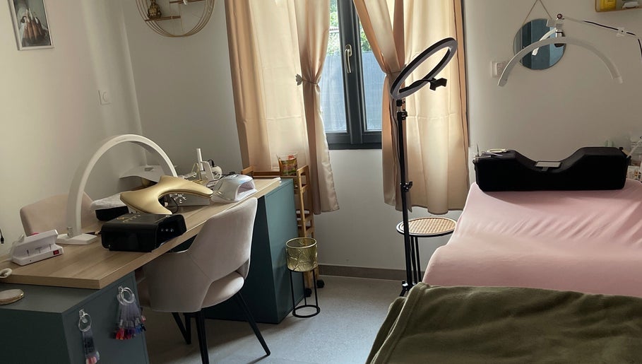 Intérieur élégant du salon RunNailsD à Mussidan, Nouvelle-Aquitaine, FR avec poste de travail moderne.