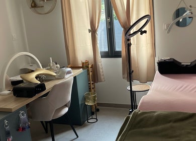 Intérieur élégant du salon RunNailsD à Mussidan, Nouvelle-Aquitaine, FR avec poste de travail moderne.