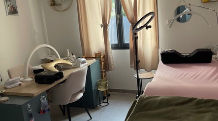 Intérieur élégant du salon RunNailsD à Mussidan, Nouvelle-Aquitaine, FR avec poste de travail moderne.
