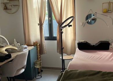 Intérieur de salon RunNailsD à Mussidan, Nouvelle-Aquitaine, espace de beauté lumineux et paisible.