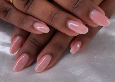 Manucure rose élégante à RunNailsD, Mussidan, Nouvelle-Aquitaine, FR sur fond blanc.