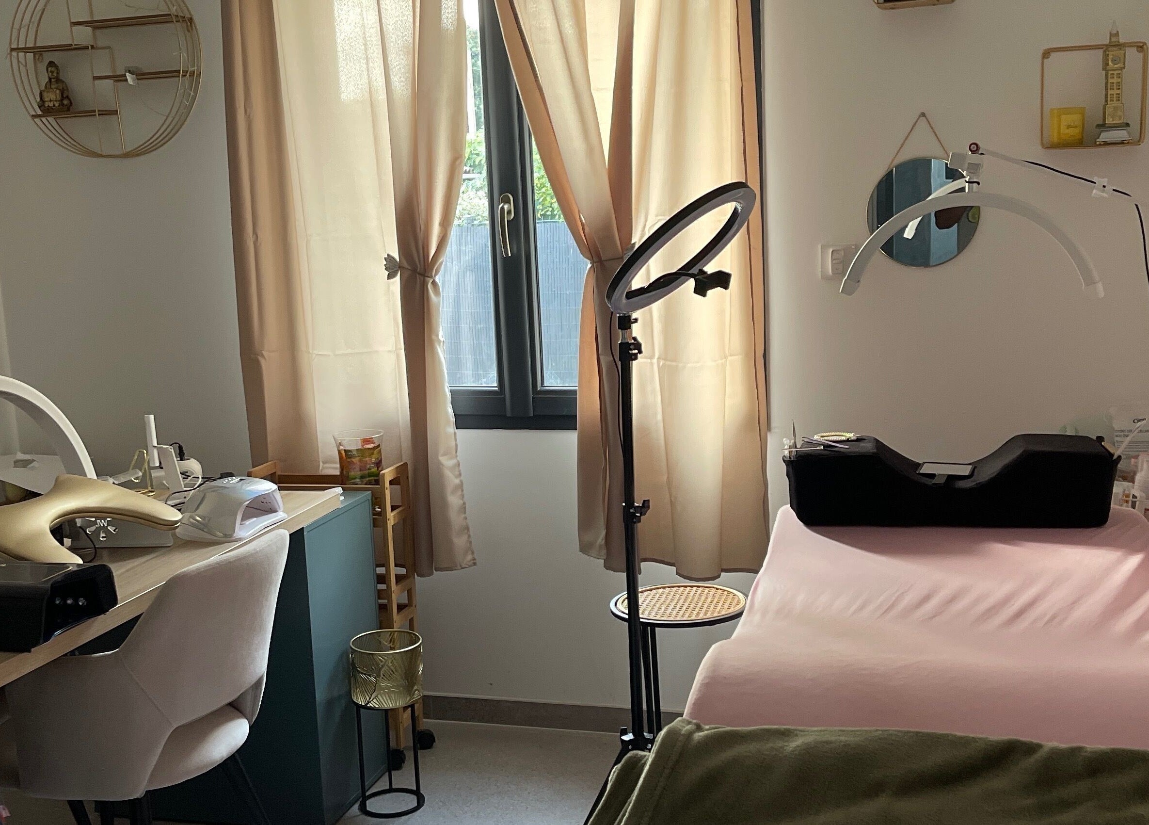 Espace de soins de Run Nails D à Mussidan, Nouvelle-Aquitaine, FR avec décor apaisant et équipements modernes.