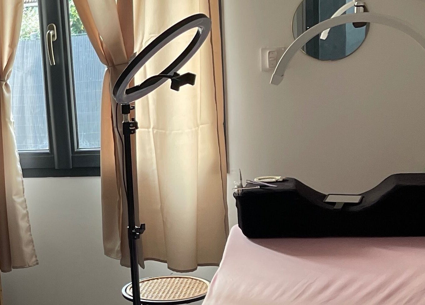 Salle de soin lumineuse chez Run Nails D à Mussidan, Nouvelle-Aquitaine, FR, équipée pour beauté.