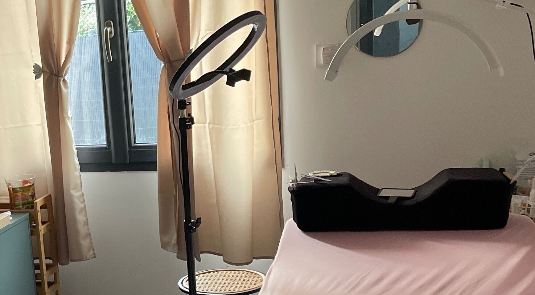 Salle de soin lumineuse chez Run Nails D à Mussidan, Nouvelle-Aquitaine, FR, équipée pour beauté.