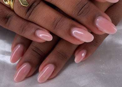 Manucure élégante à Run Nails D, Mussidan, Nouvelle-aquitaine, FR. Des ongles parfaits et soignés.