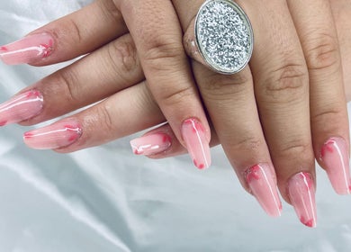 Manucure élégante à Run Nails D, Mussidan, Nouvelle-Aquitaine, FR, avec vernis rose et art floral.