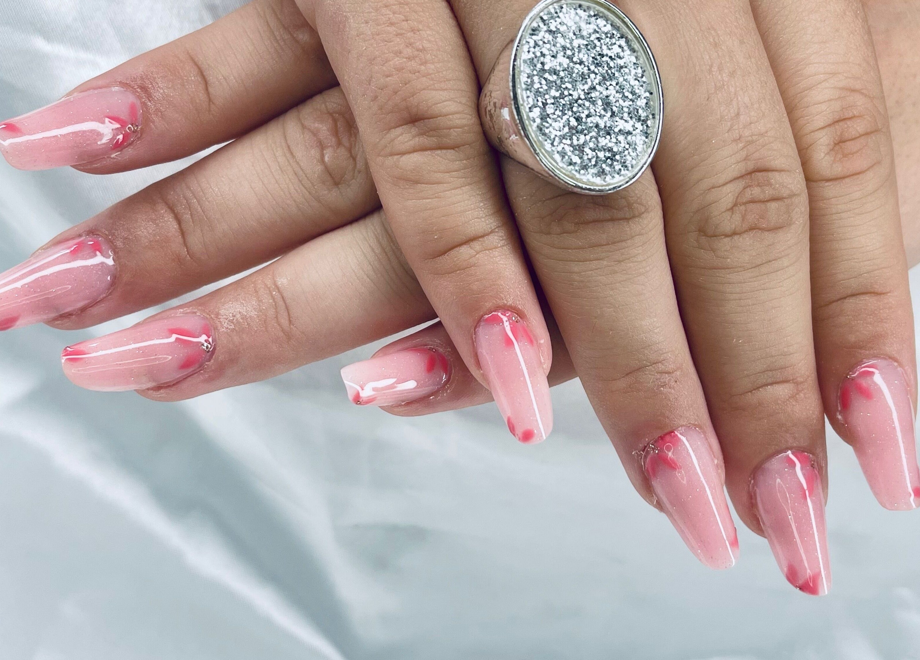 Manucure élégante à Run Nails D, Mussidan, Nouvelle-Aquitaine, FR, avec vernis rose et art floral.