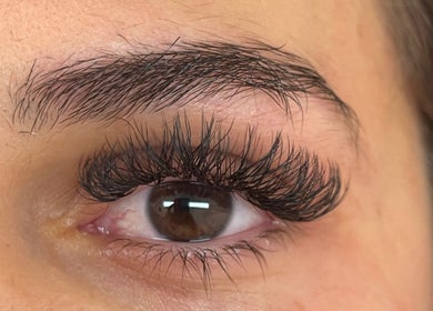 Extension de cils chez Run Nails D à Mussidan, Nouvelle-Aquitaine, FR, offrant un regard intense.