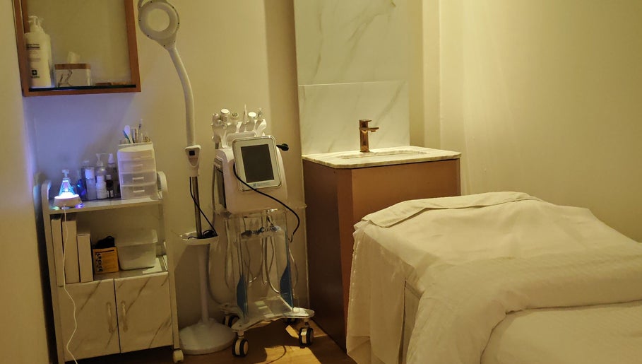 Cozy treatment room at Yuan Essence Skin Hub, Puchong, Selangor, MY with modern skincare equipment.