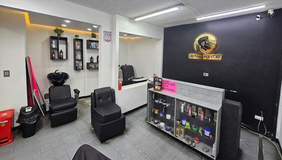 Vista del interior moderno de Lest Barber Club en Tuluá, Valle Del Cauca, CO con muebles y productos.