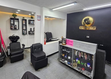 Vista del interior moderno de Lest Barber Club en Tuluá, Valle Del Cauca, CO con muebles y productos.