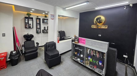 Vista del interior moderno de Lest Barber Club en Tuluá, Valle Del Cauca, CO con muebles y productos.