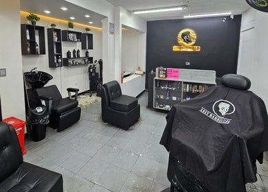 Interior de Lest Barber Club en Tuluá, Valle Del Cauca, CO, mostrando sillas y herramientas de barbero.