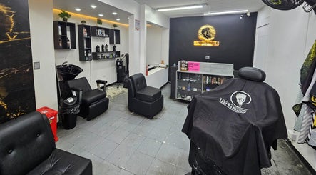 Interior de Lest Barber Club en Tuluá, Valle Del Cauca, CO, mostrando sillas y herramientas de barbero.