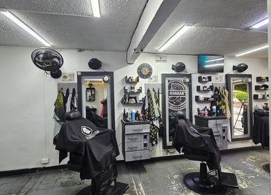 Interior moderno de Lest Barber Club en Tuluá, Valle Del Cauca, CO con espejos y sillas de peluquero.