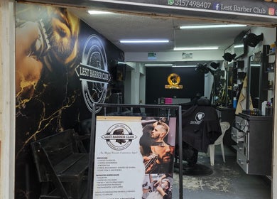 Entrada de Lest Barber Club en Tuluá, Valle Del Cauca, CO, mostrando sillones y decoración moderna.
