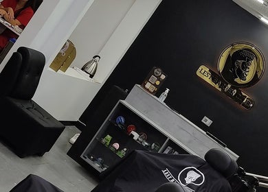 Interior de Lest Barber Club en Tuluá, Valle Del Cauca, CO, mostrando silla moderna y productos de peluquería.