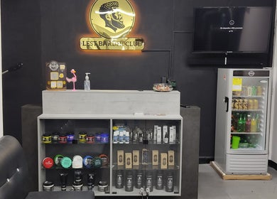Recepción de Lest Barber Club en Tuluá, Valle Del Cauca, CO con productos de cuidado y refrigerador de bebidas.