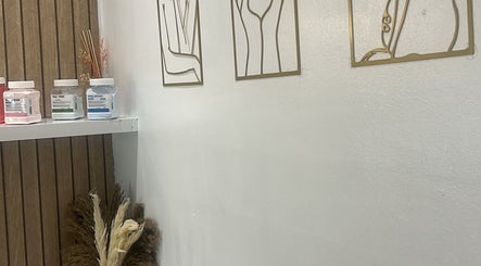 Stylish shelf with beauty jars and art at Sculptmebyjord, Ilford, England, GB.