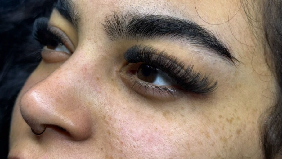 Extension de cils chez cbeauty31 à Toulouse, Occitanie, FR, accentue un regard captivant et naturel.