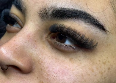 Extension de cils chez cbeauty31 à Toulouse, Occitanie, FR, accentue un regard captivant et naturel.