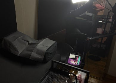 Cabine de soins élégante au Cbeauty31, Toulouse, Occitanie, FR. Équipement moderne pour bien-être et relaxation.