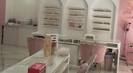 Espace élégant de Cbeauty31 à Toulouse, Occitanie, FR, avec chaises roses et étagères de produits de beauté.