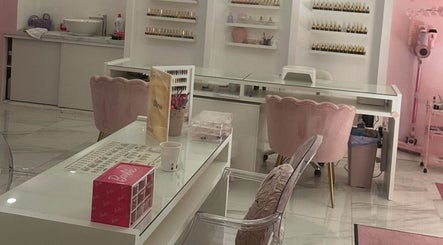 Intérieur moderne et élégant de Cbeauty31 à Toulouse, Occitanie, FR avec décor rose et stations de manucure.
