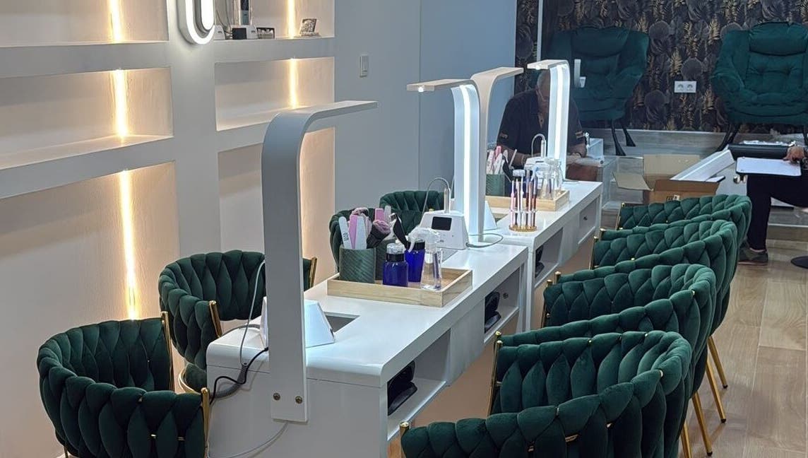 Interior moderno de Lea Beauty Center en Alacant, Comunidad Valenciana, ES con sillas verdes y luz cálida.