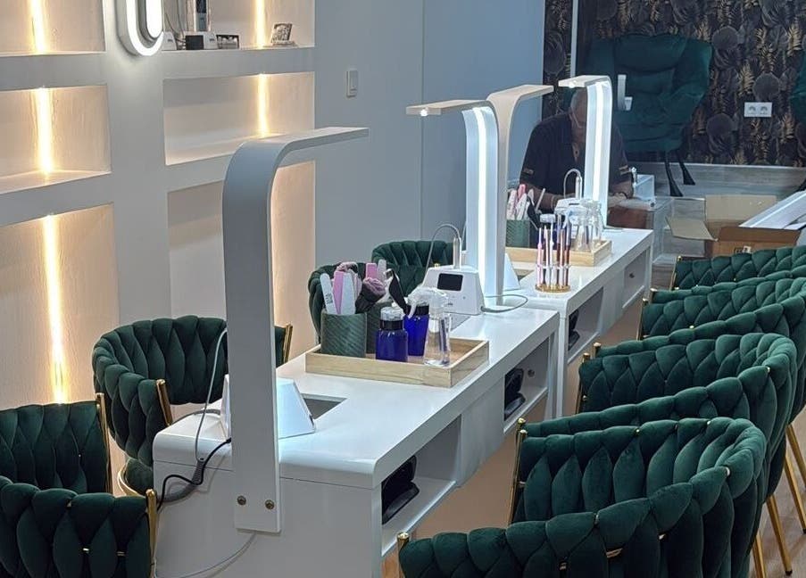 Interior moderno de Lea Beauty Center en Alacant, Comunidad Valenciana, ES con sillas verdes y luz cálida.