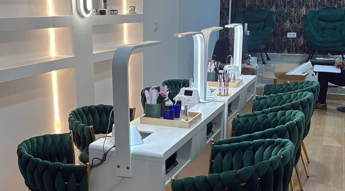 Interior moderno de Lea Beauty Center en Alacant, Comunidad Valenciana, ES con sillas verdes y luz cálida.