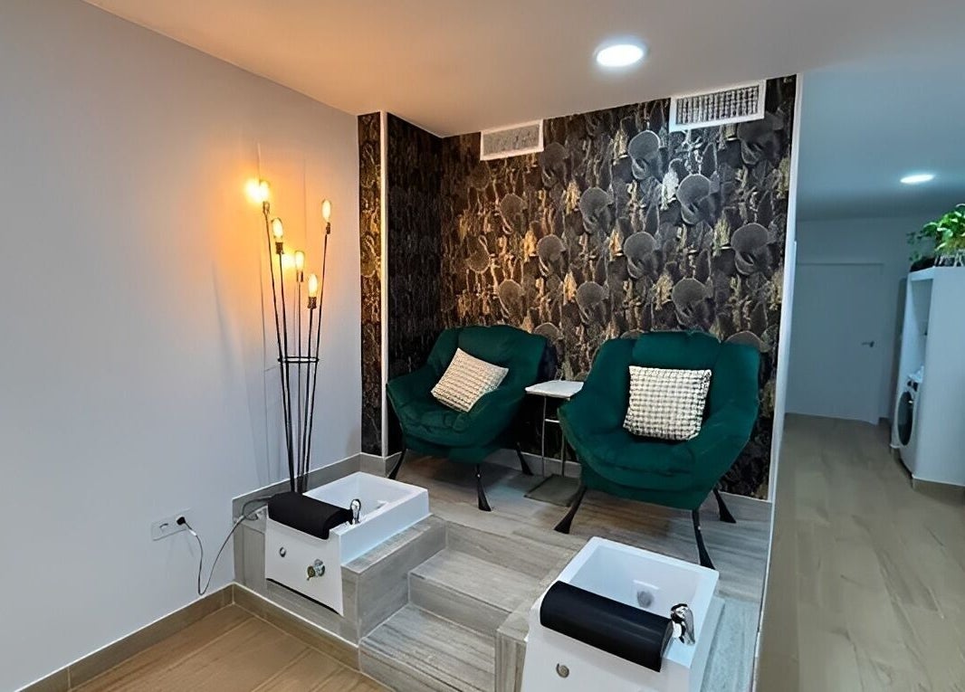 Zona de spa en Lea Beauty Center, Alacant, Comunidad Valenciana, ES con sillas verdes y luces cálidas.