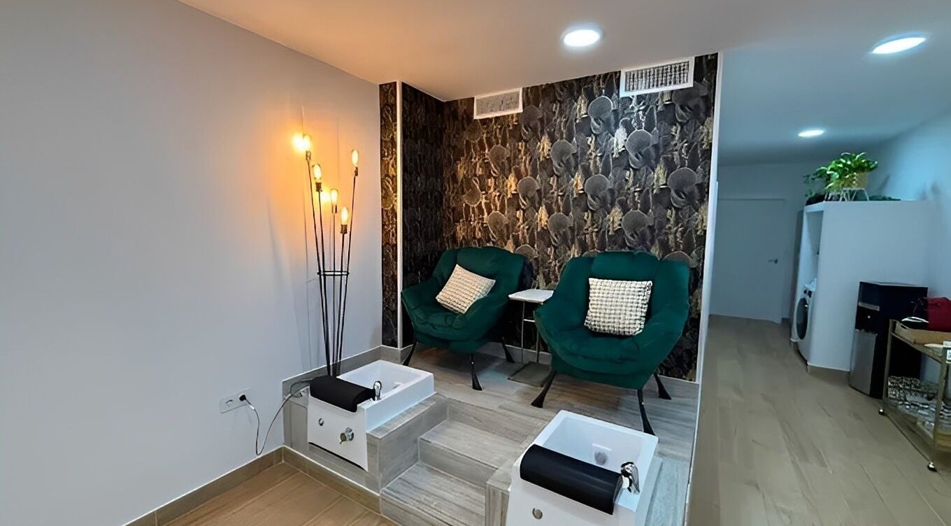 Zona de spa en Lea Beauty Center, Alacant, Comunidad Valenciana, ES con sillas verdes y luces cálidas.
