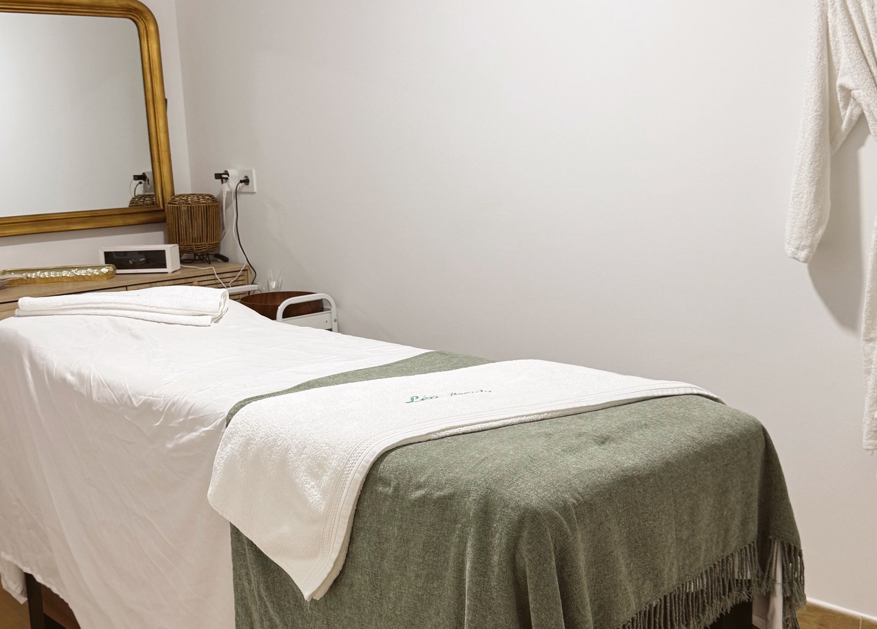 Sala de masaje en Lea Beauty Center, Alacant, Comunidad Valenciana, ES con decoración tranquila y acogedora.