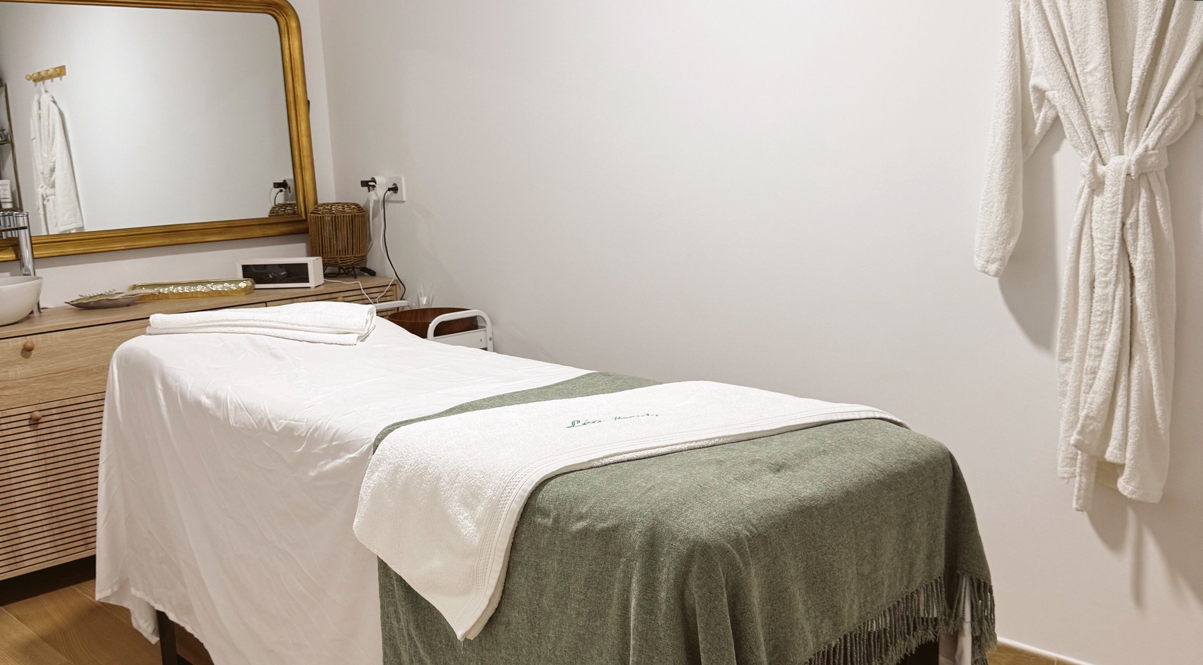 Sala de masaje en Lea Beauty Center, Alacant, Comunidad Valenciana, ES con decoración tranquila y acogedora.