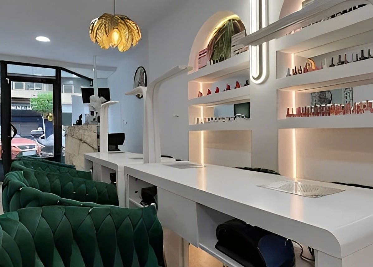 Interior moderno de Lea Beauty Center en Alacant, Comunidad Valenciana, ES con sillones verdes y decoración elegante.