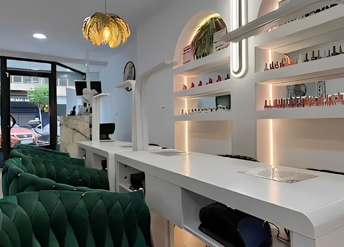 Interior moderno de Lea Beauty Center en Alacant, Comunidad Valenciana, ES con sillones verdes y decoración elegante.