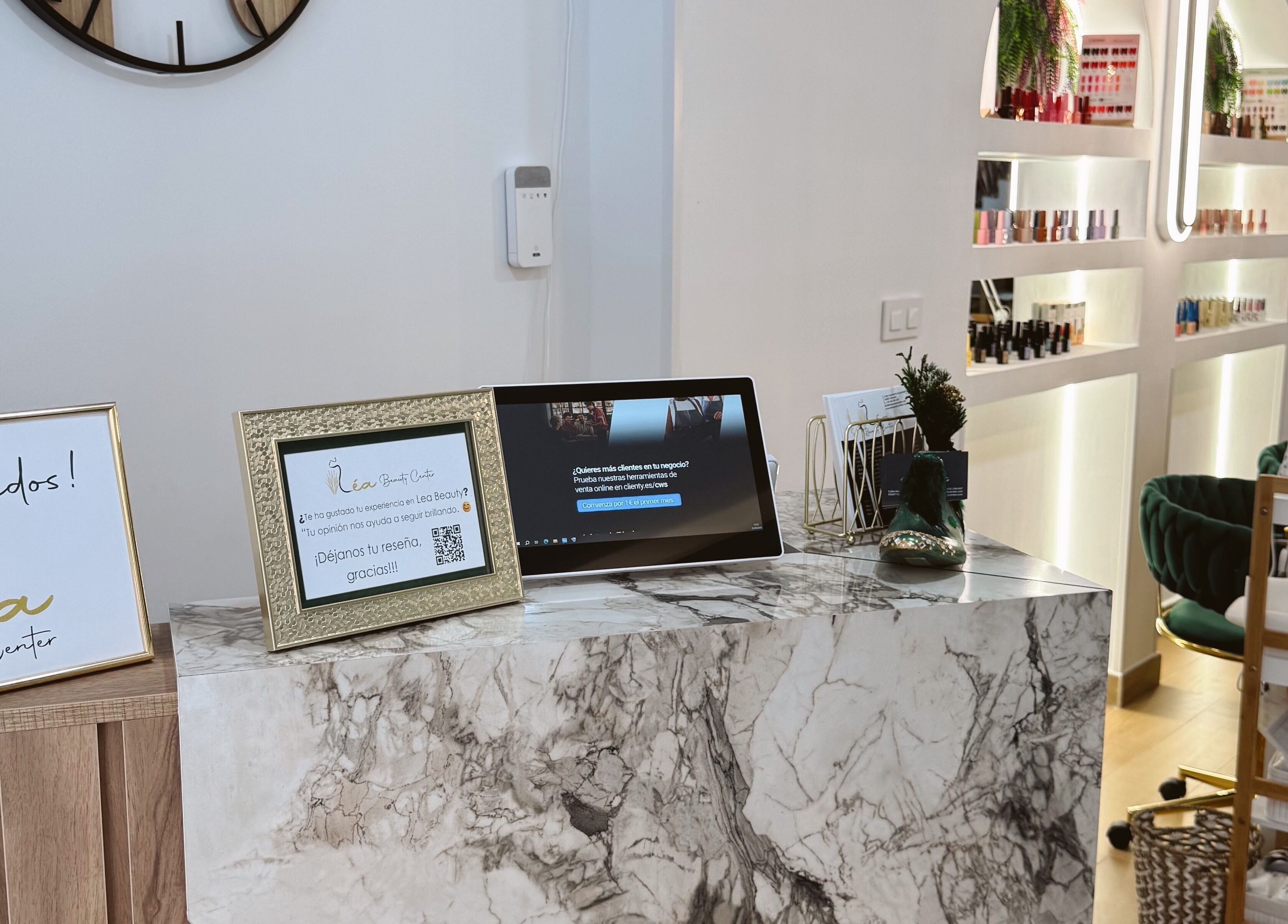 Mostrador de bienvenida en Lea Beauty Center, Alacant, Comunidad Valenciana, ES.