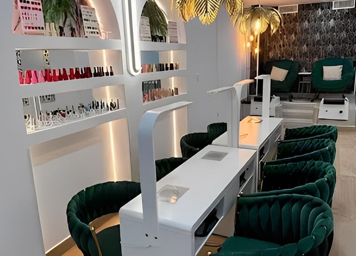 Moderno salón de Lea Beauty Center en Alacant, Comunidad Valenciana, ES con mobiliario elegante y acogedor.