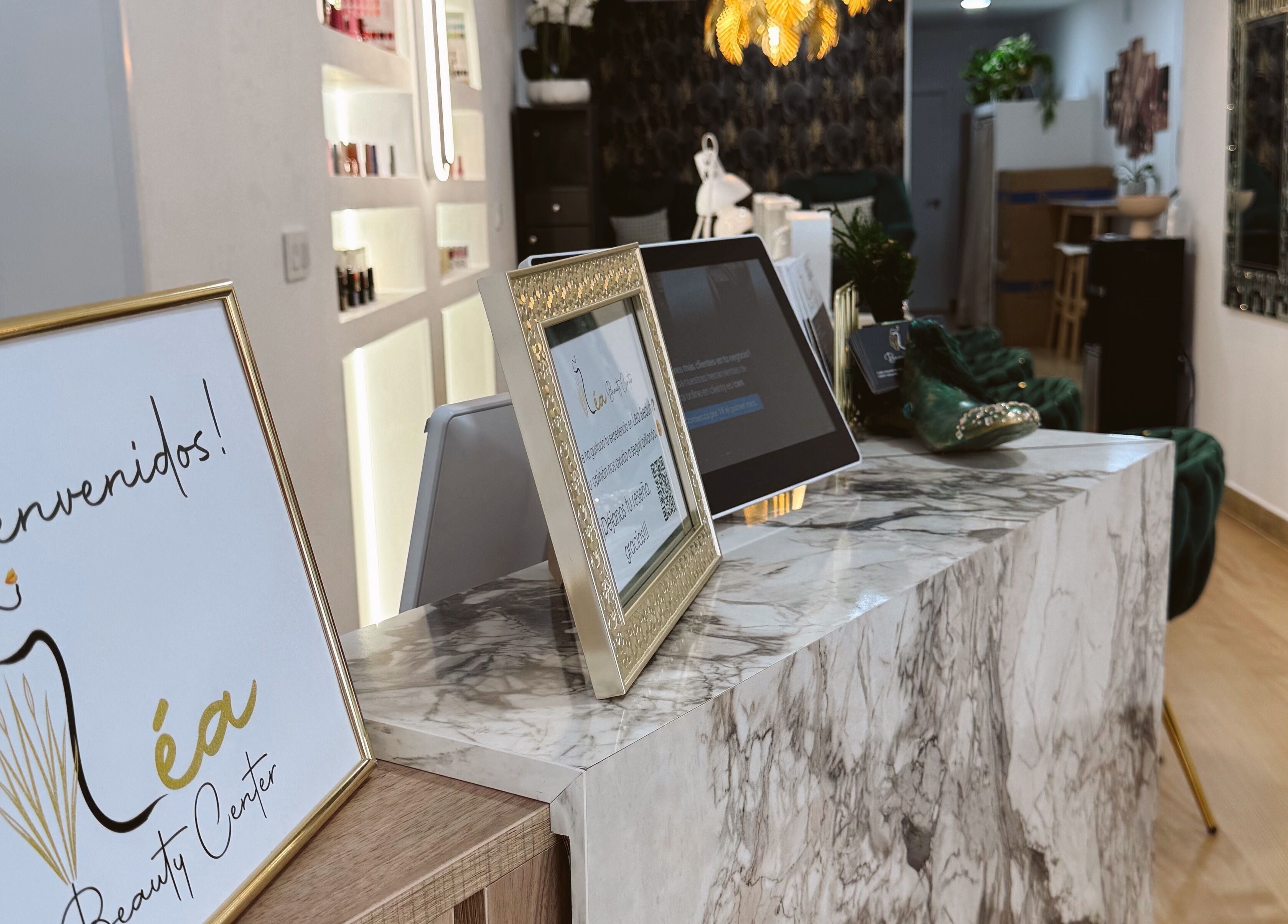 Recepción elegante de Lea Beauty Center en Alacant, Comunidad Valenciana, ES, con decoración lujosa.