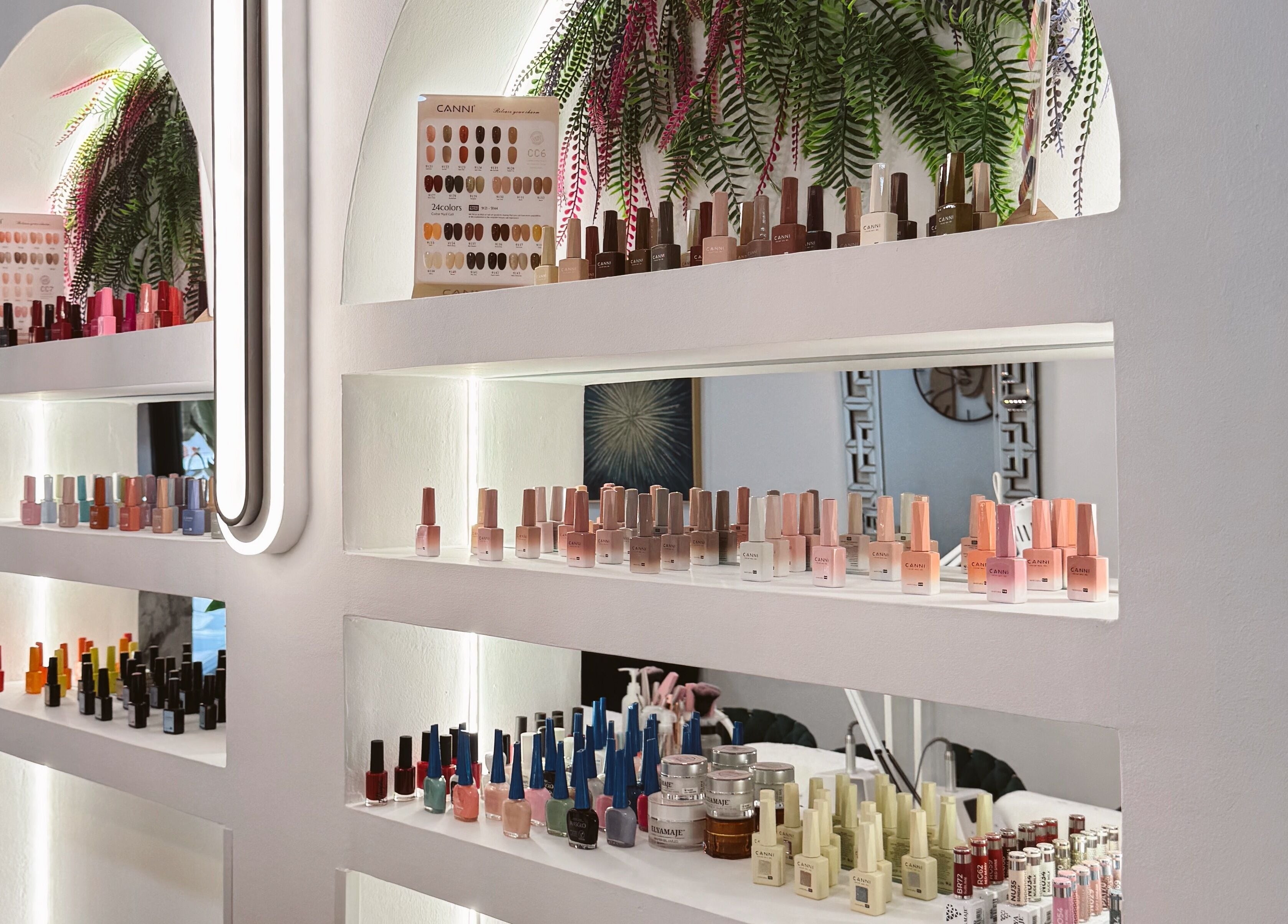 Estante de esmaltes en Lea Beauty Center, Alacant, Comunidad Valenciana, ES, con colores vivos y variados.