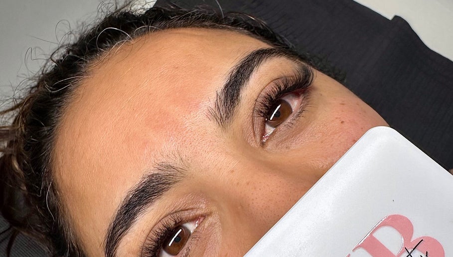 Extension de cils à N’Beauty, Louvres, Île-de-france, FR. Beauté des yeux avec détails soignés.