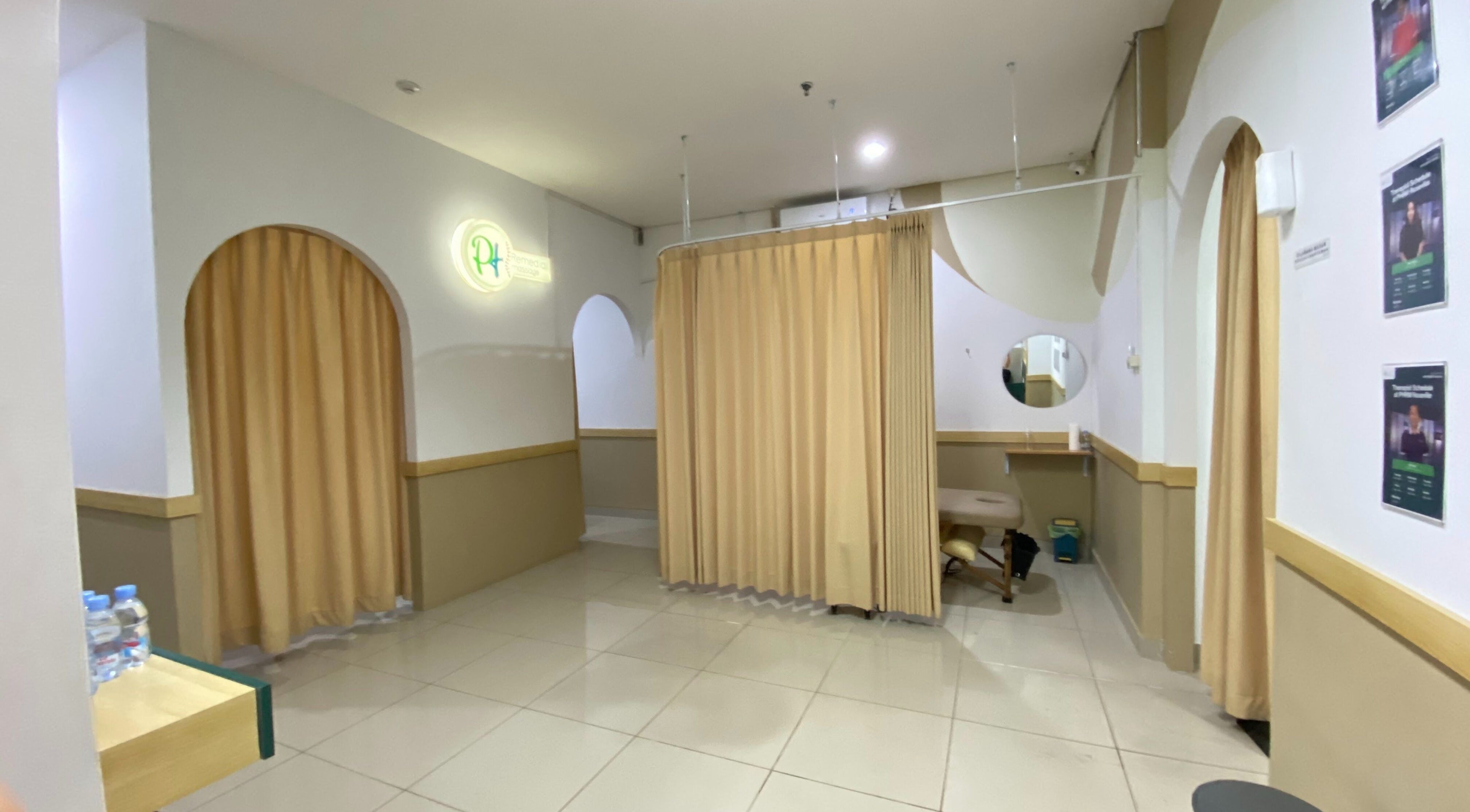 Interior tenang di PH Remedial Massage, Banten, Banten, ID dengan dekorasi hangat dan privasi terjamin.