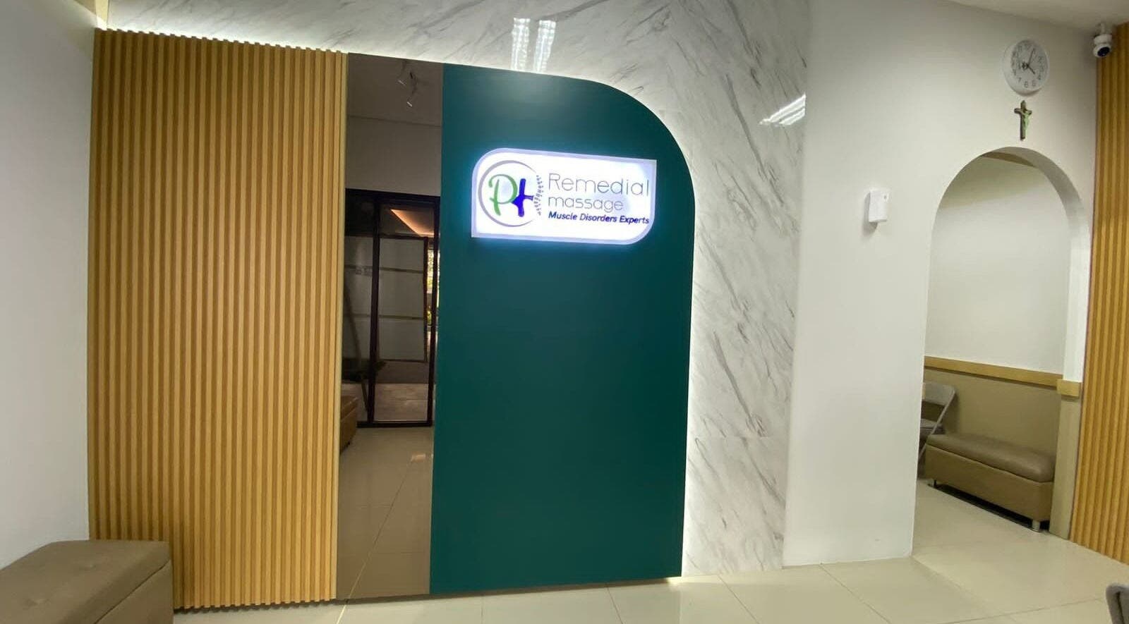 Pintu masuk PH Remedial Massage, Banten, Banten, ID dengan desain modern dan elegan.