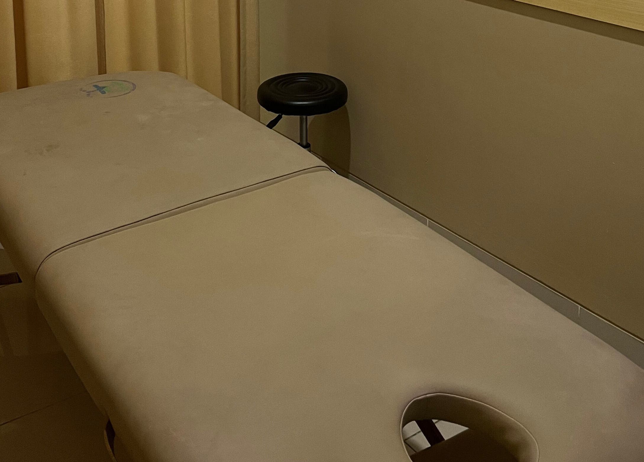 Meja pijat di PH Remedial Massage, Banten, Banten, ID, menawarkan pengalaman relaksasi optimal.