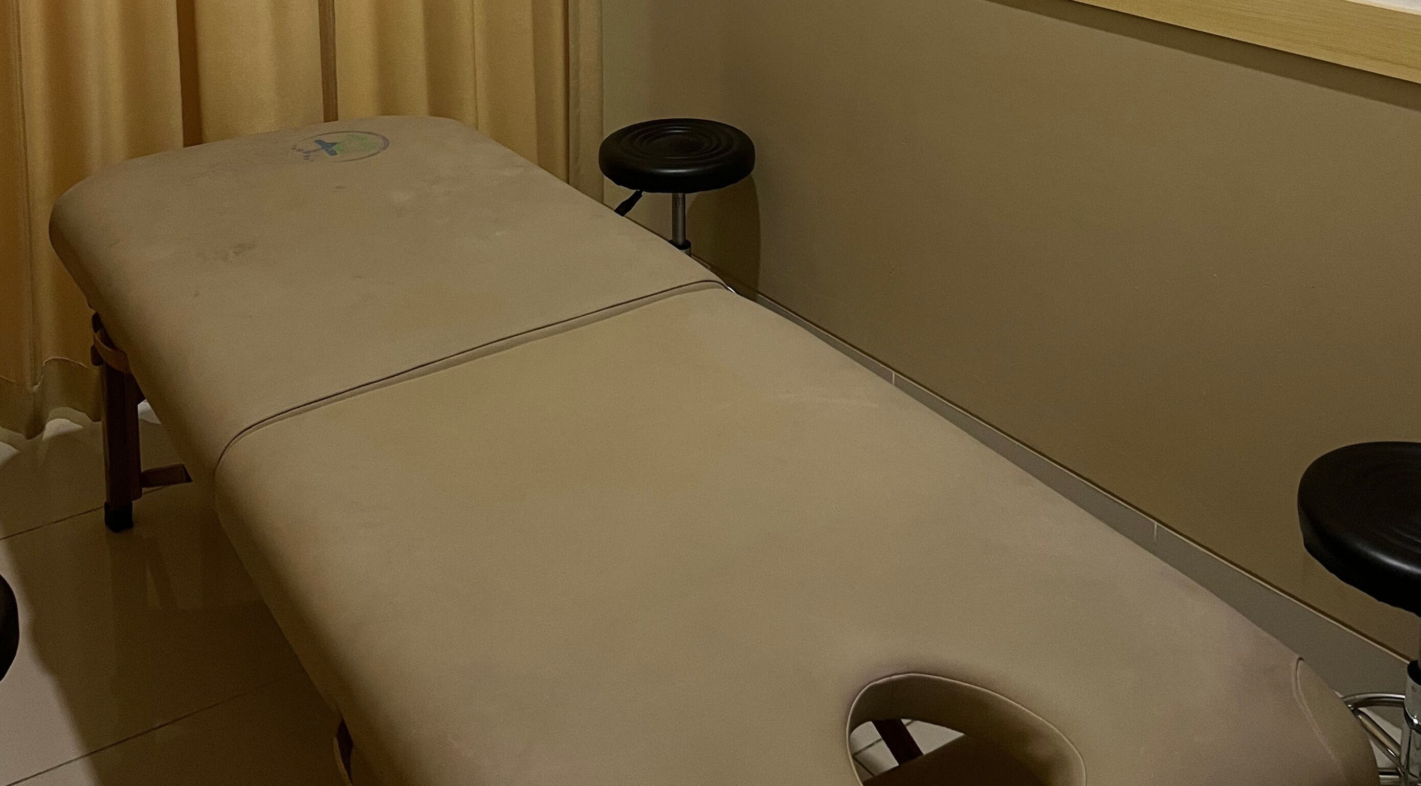 Meja pijat di PH Remedial Massage, Banten, Banten, ID, menawarkan pengalaman relaksasi optimal.