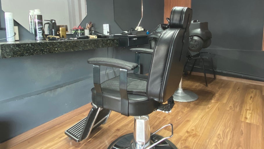 Cadeira de barbearia elegante na DM barbearia, Minas Gerais, Minas Gerais, BR.