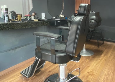 Cadeira de barbearia elegante na DM barbearia, Minas Gerais, Minas Gerais, BR.