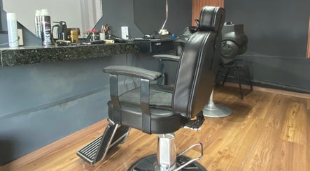 Cadeira de barbearia elegante na DM barbearia, Minas Gerais, Minas Gerais, BR.