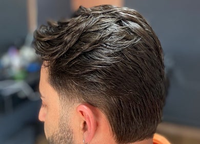 Corte de cabelo masculino moderno na DM barbearia, Minas Gerais, Minas Gerais, BR.